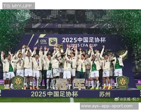 国安足协杯冠军献给已逝球迷杨雪金色座椅与奖杯共同见证感动时刻